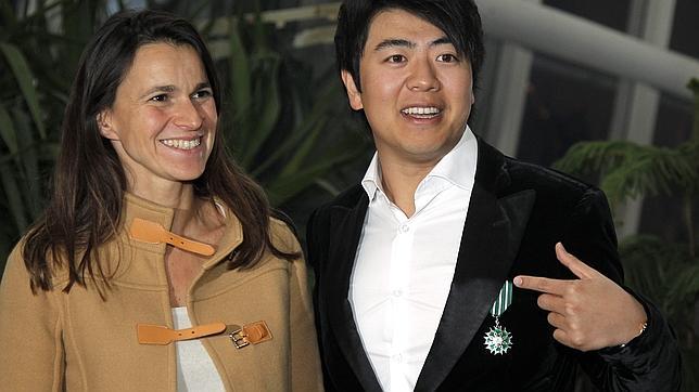 El pianista chino, anoche tras recibir la Orden de Caballero de las Artes y las Letras de Francia de manos de la ministra de Cultura, Aurelie Filippetti